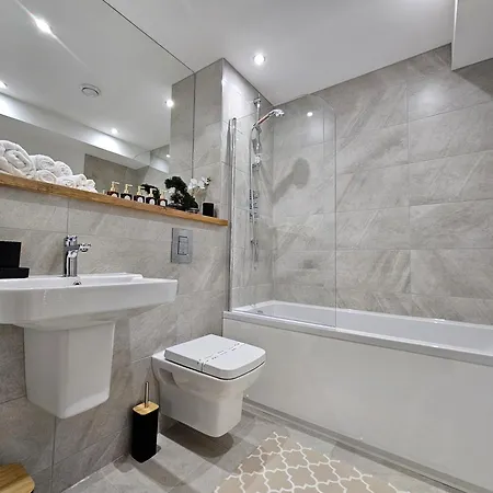 Centre 2br - Luxury With Private Terrace Apartment