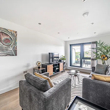 Centre 2br - Luxury With Private Terrace Apartment *