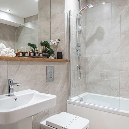 Centre 2br - Luxury With Private Terrace Apartment *