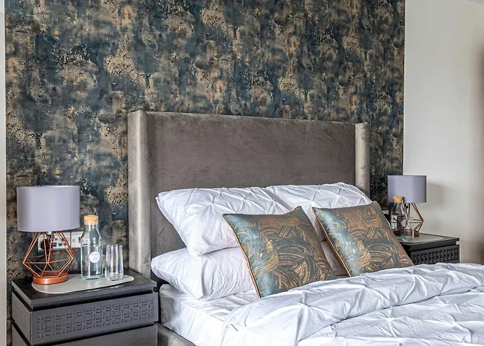 Apartment Centre 2br - Luxury With Private Terrace