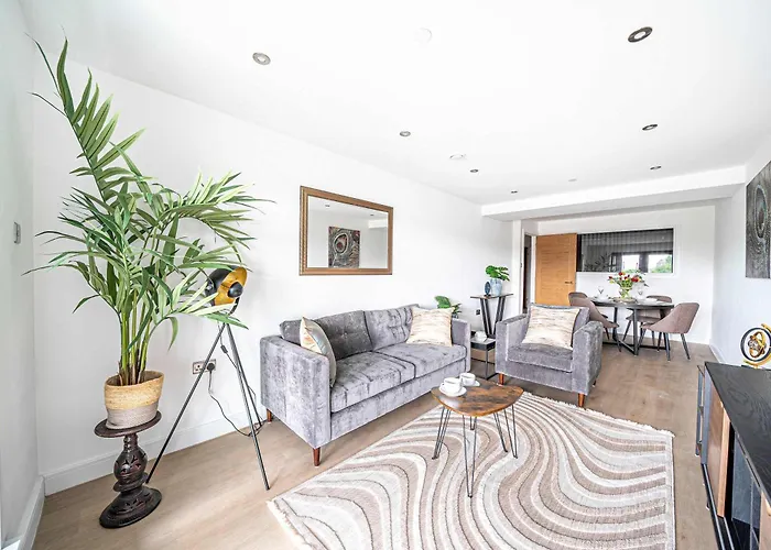 Centre 2br - Luxury With Private Terrace Apartment *