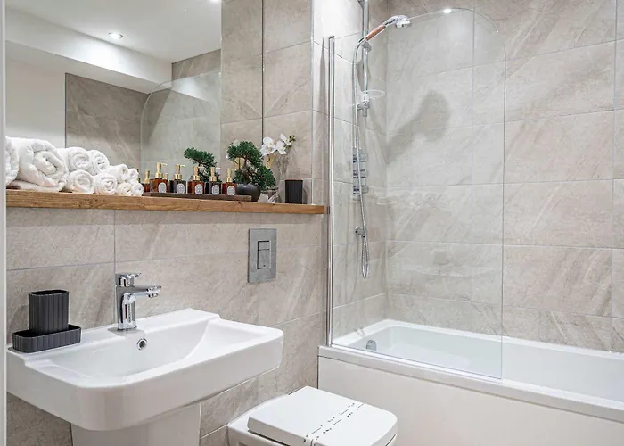 Centre 2br - Luxury With Private Terrace Apartment *