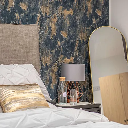 Centre 2br - Luxury With Private Terrace ليدز