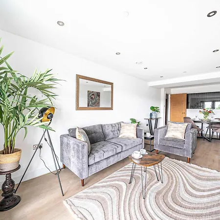 Centre 2br - Luxury With Private Terrace شقة *